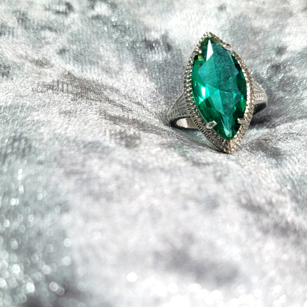 Large Green Marquise shaped Rhinestone Ring - Picture 3 of 12